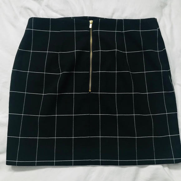 🪴 H&M black striped mini skirt with gold zipper - Picture 2 of 3